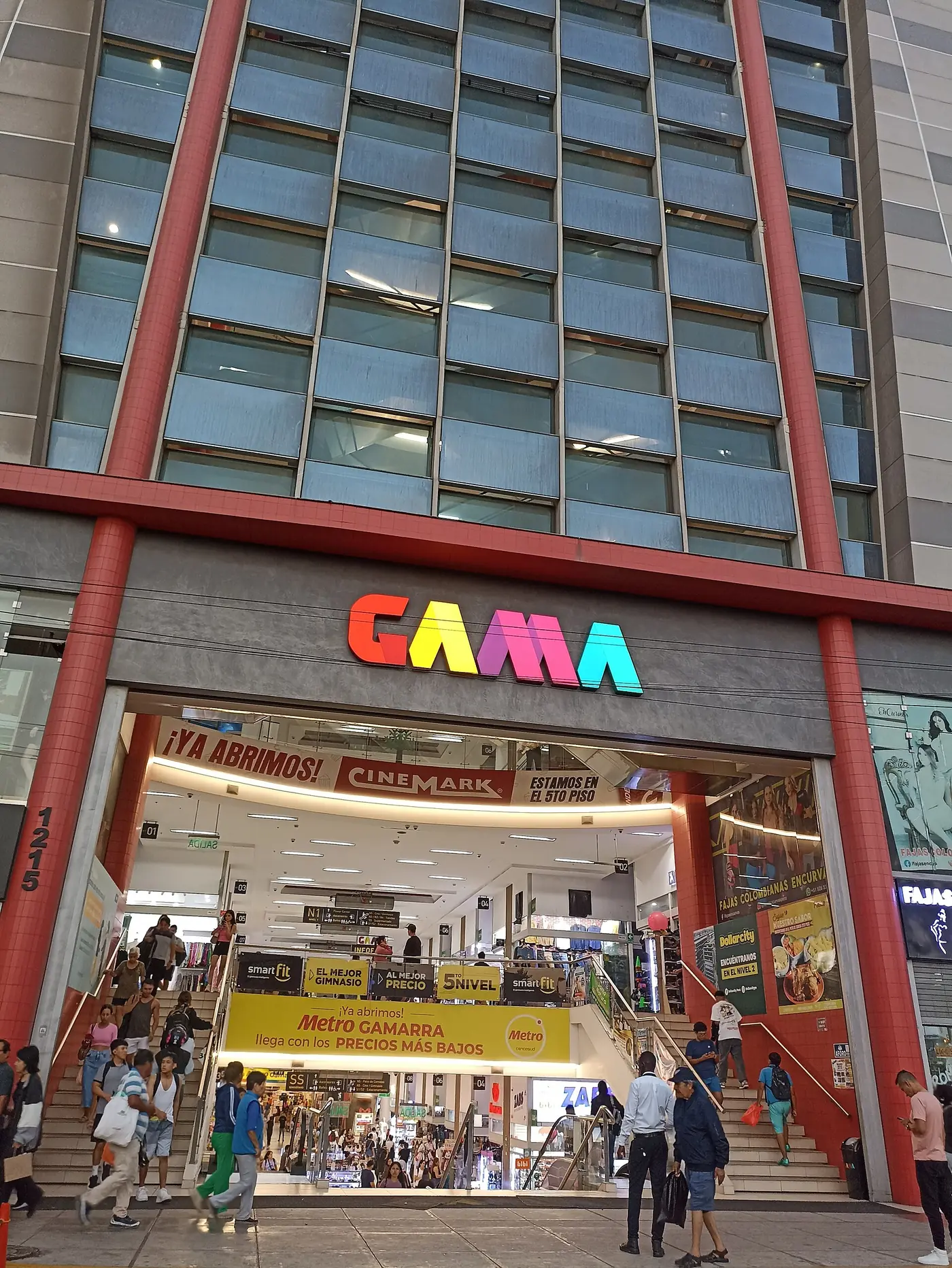 Entrada del Centro Comercial Gama Moda Plaza, Gamarra